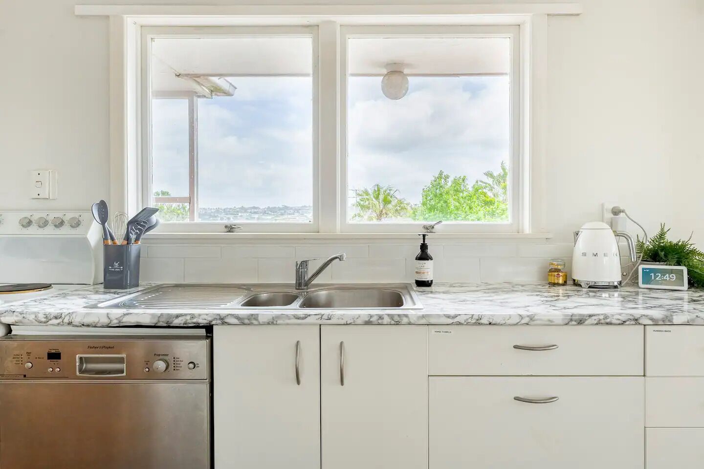 Kjøleskap, mikrobølgeovn, ovn og oppvaskmaskin