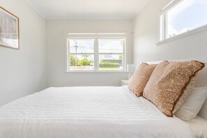 3 bedrooms, desk, iron/ironing board, travel cot - Bright & Central Home with Mini Golf Area (Auckland)
