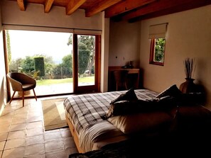 5 Schlafzimmer, Schreibtisch, Bügeleisen/Bügelbrett, Reisekinderbett