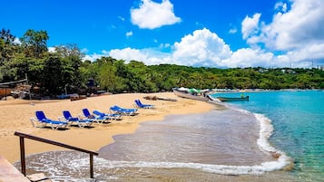 Nær stranden, solsenger og strandhåndklær