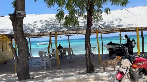 Una spiaggia nelle vicinanze, lettini da mare, teli da spiaggia