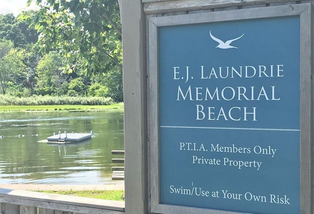 Schild für den E.J. Laundrie Memorial Beach, das darauf hinweist, dass es sich um Privatgrundstück handelt und das Schwimmen auf eigene Gefahr erfolgt.