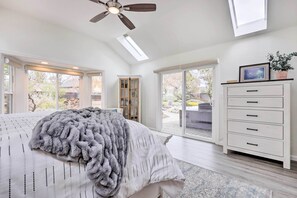 3 bedrooms, desk, iron/ironing board, travel cot