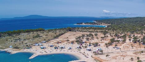 Una spiaggia nelle vicinanze