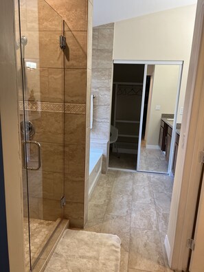 Hair dryer, towels, soap, toilet paper - Charming 4 Bedroom, 2 Bathroom house in Phoenix (Phoenix)