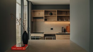 Kühlschrank, Mikrowelle, Ofen, Herdplatte