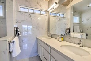 Douche, bidet, serviettes fournies, savon