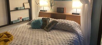 Tin Roof Rusted tiny house -2.5 miles to downtown, quite, secluded and private! 