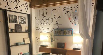 Tin Roof Rusted tiny house -2.5 miles to downtown, quite, secluded and private!