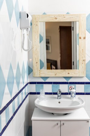 Standard Double Room | Bathroom | Shower, hair dryer, towels, soap - Monte das Alpenduradas (Odemira)