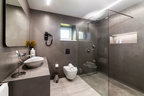 Deluxe Apartment | Bathroom | Shower, hair dryer, towels, soap