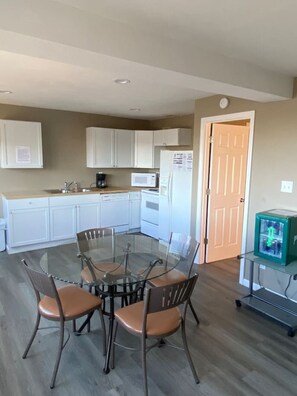 Dining - Villa #3 Sleep 6-Bachelor/Bachelorette Parties! (Lake Ozark)