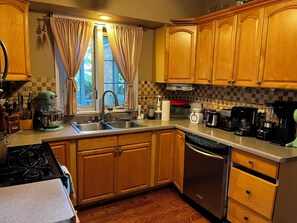 Microwave, dishwasher, blender, dining tables - Ginger house (Chicago)