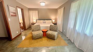 2 bedrooms, desk, WiFi, bed sheets