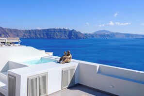 Un espace piscine aménagé sur le toit, offrant une vue sur la mer et les falaises.