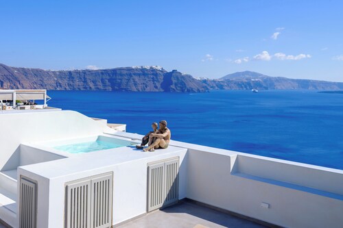 Oia Treasures Art Suites