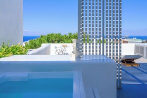 Honeymoon Suite, Hot Tub, Sea View | Jetted bathtub - Oia Treasures Art Suites (Santorini)