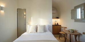 Panoramic Suite, Hot Tub, Ocean View | 1 bedroom, Egyptian cotton sheets, premium bedding, in-room safe - Oia Treasures Art Suites (Santorini)