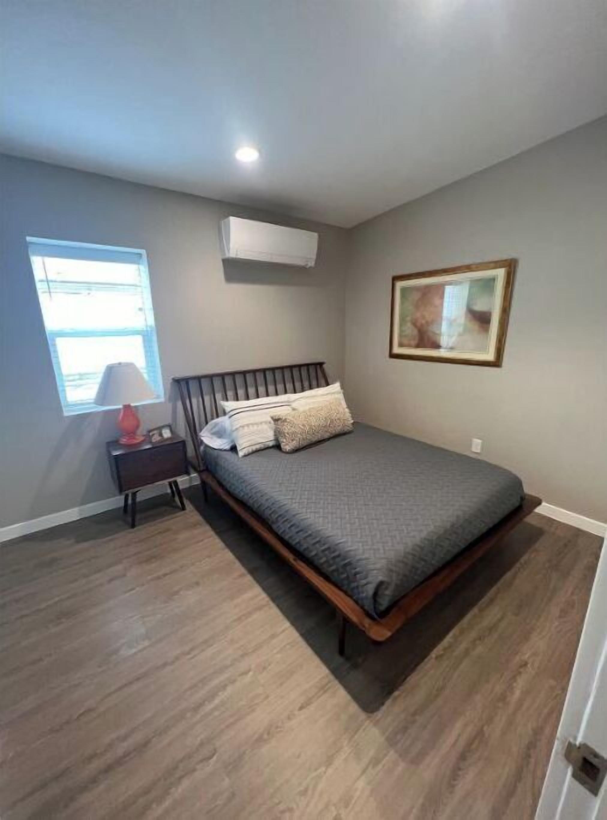 2 bedrooms, desk, WiFi, bed sheets