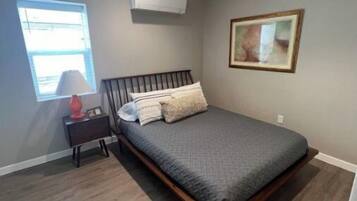 2 bedrooms, desk, WiFi, bed sheets