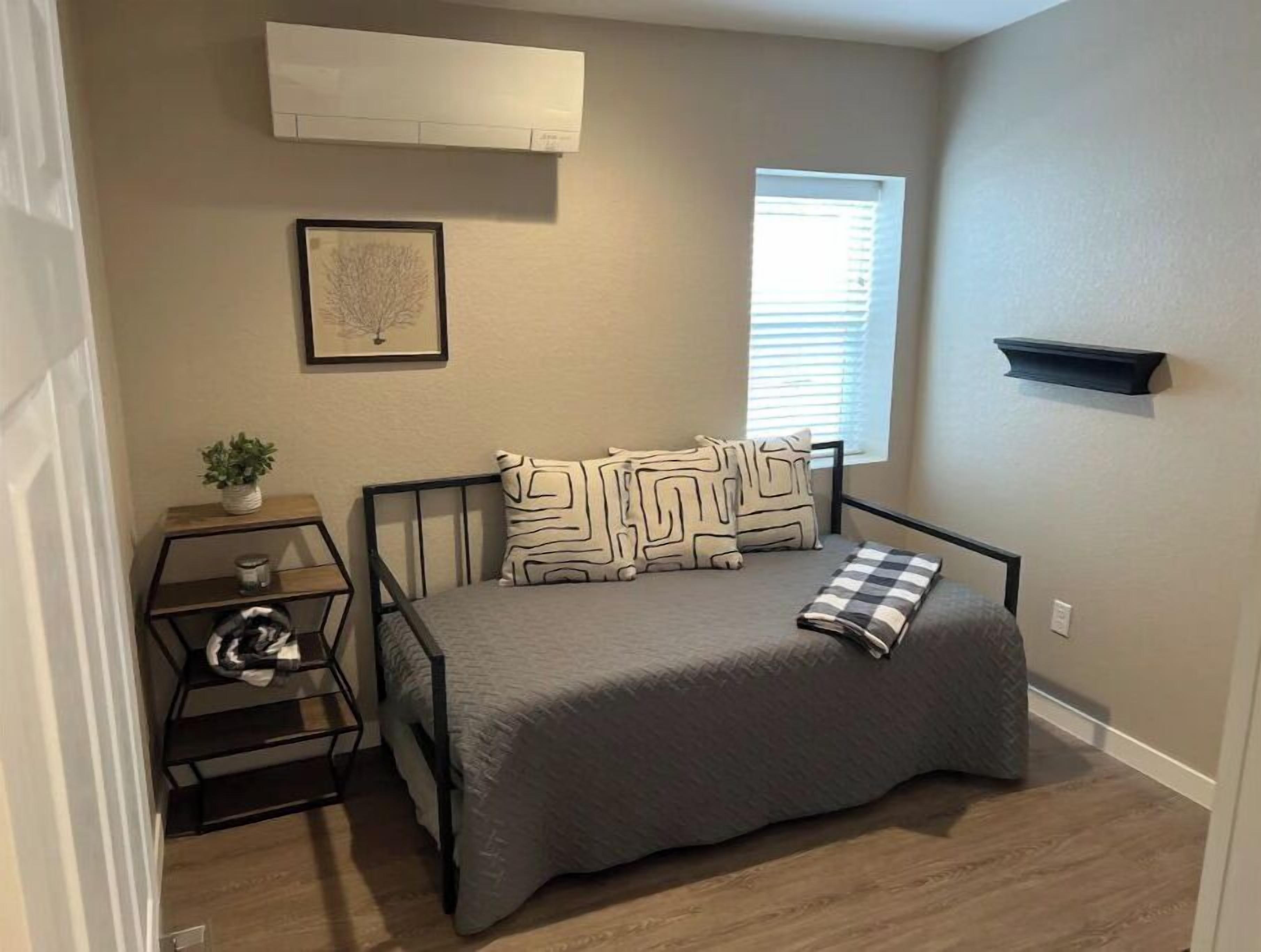 2 bedrooms, desk, WiFi, bed sheets