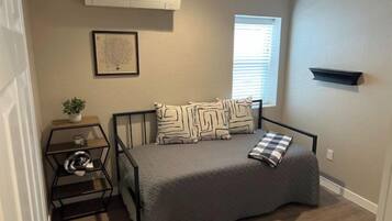 2 bedrooms, desk, WiFi, bed sheets
