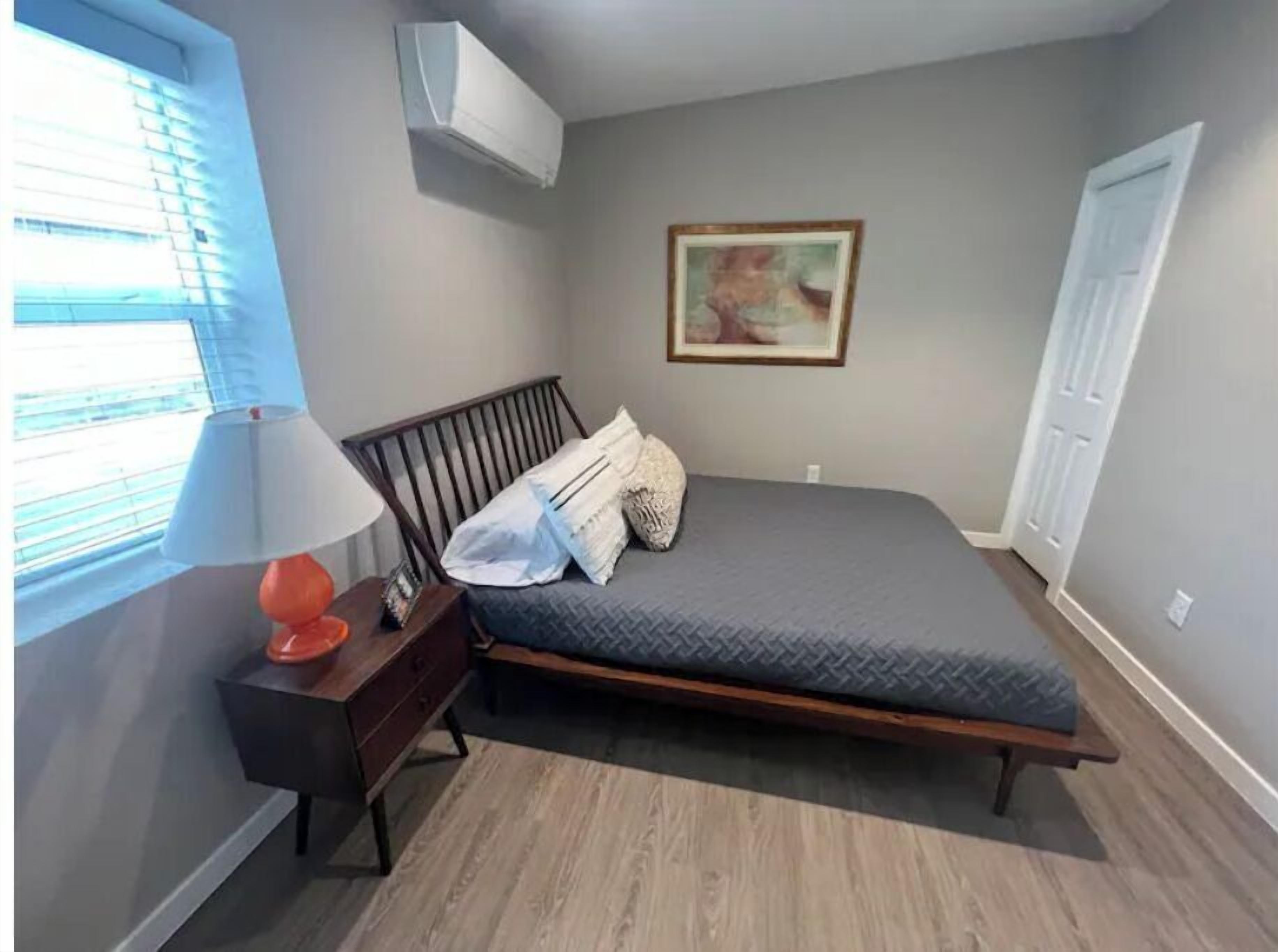 2 bedrooms, desk, WiFi, bed sheets