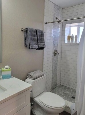 Shower, hair dryer, towels, soap - Calm and relaxing 1 bed (Brighton)
