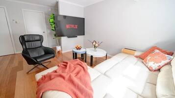 Smart TV, fireplace, ping pong, stereo