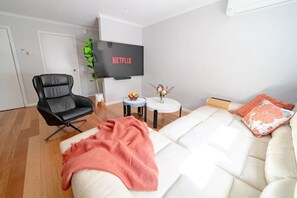 TV connectée, cheminée, table de tennis de table, chaîne hi-fi