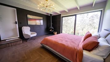 4 bedrooms, desk, iron/ironing board, free WiFi