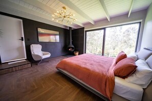 4 bedrooms, desk, iron/ironing board, free WiFi