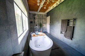 Shower, hair dryer, towels, soap - 4 Bedroom fun house - spa, sauna, fire pits, pool table, 4 TV's, 2 outdoor areas (Healesville)