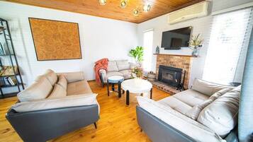 Smart TV, fireplace, ping pong, stereo