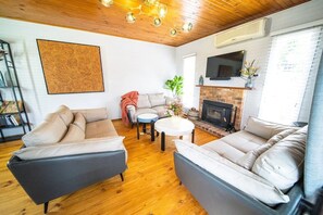 Smart TV, fireplace, ping pong, stereo