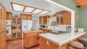 Cabin, Multiple Beds, Balcony, Mountain View | Private kitchen | Coffee/tea maker, fridge, microwave, oven - Harmony House Oakhurst (Oakhurst)