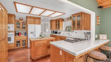 Cabin, Multiple Beds, Balcony, Mountain View | Private kitchen | Fridge, microwave, oven, stovetop