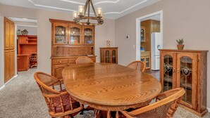 Cabin, Multiple Beds, Balcony, Mountain View | Dining - Harmony House Oakhurst (Oakhurst)