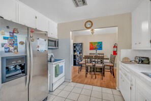 Cabaña, varias camas, cocina, vistas a la montaña | Cocina privada | Frigorífico, microondas, horno y placa de cocina