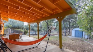BBQ/picnic area - House of Color (Mariposa)