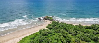 200m from Playa Grande, Stunning 3BR/3.5 BA Condo, pool, private parking
