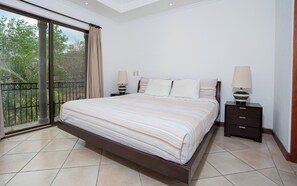 3 bedrooms, in-room safe, free WiFi, bed sheets