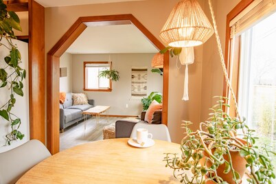 Friendly Alley Bungalow~Private Oasis Close to UO