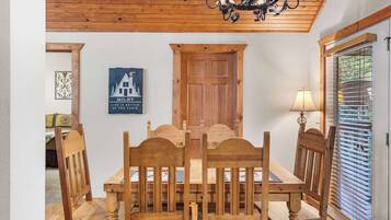 Kabin, Beberapa Tempat Tidur, patio, pemandangan kebun (Milby Hideaway) | Tempat makan