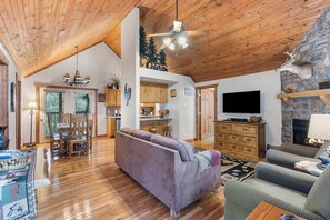 Ferienhütte, Mehrere Betten, Terrasse, Gartenblick (Milby Hideaway) | Wohnbereich | 42-Zoll-Flachbildfernseher mit Digitalempfang, Kamin