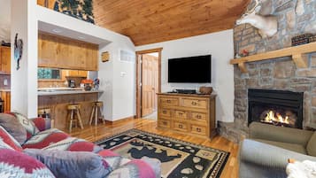 Cabaña, varias camas, patio, vista al jardín (Milby Hideaway) | Área de sala de estar | Televisión de pantalla plana de 42 pulgadas con canales digitales