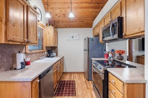 Kabin, Beberapa Tempat Tidur, patio, pemandangan kebun (Milby Hideaway) | Dapur pribadi | Mesin pembuat kopi/teh