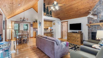 Ferienhütte, Mehrere Betten, Terrasse, Gartenblick (Milby Hideaway) | Wohnbereich | 42-Zoll-Flachbildfernseher mit Digitalempfang, Kamin