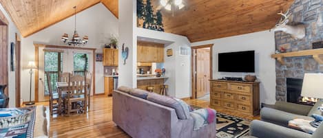Cabane, plusieurs lits, patio, vue jardin (Milby Hideaway) | Coin séjour