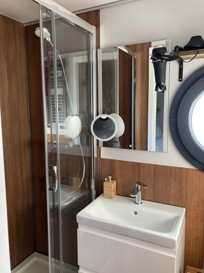 Suihku, ympäristöystävälliset hygieniatuotteet, hiustenkuivaaja, saippua